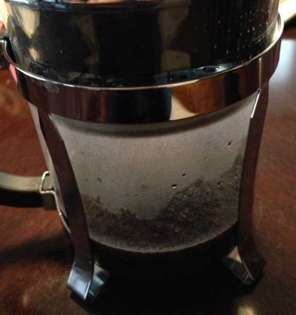 シベットコーヒー（ジャコウネココーヒー、コピルアク）の豆を挽いたものをコーヒープレスに淹れて蒸らしている所