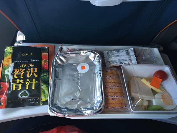 ステラの贅沢青汁と飛行機の機内食