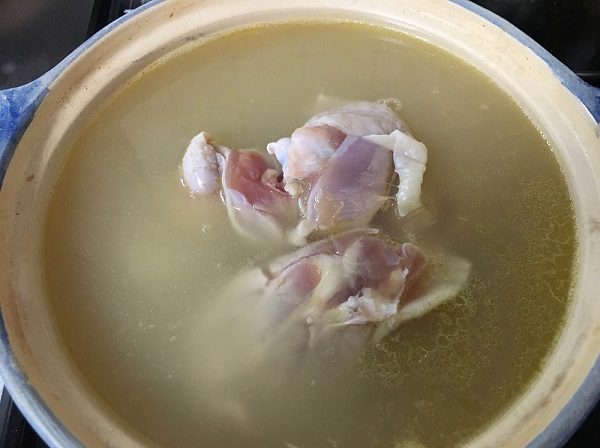 博多若杉の水炊きスープに鶏肉を入れた所