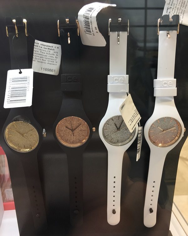 モスクワ・シェレメチボ空港の免税売店で販売されていたアイスウォッチ（ice-watch）