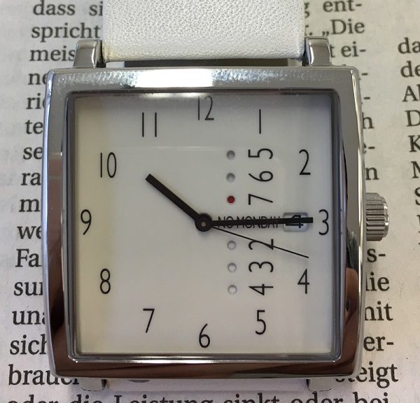 NOMondayの腕時計、NM-2 NM-471BEの文字盤