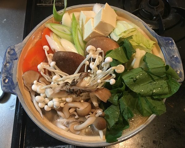 博多若杉の水炊き・スープに野菜を入れた所