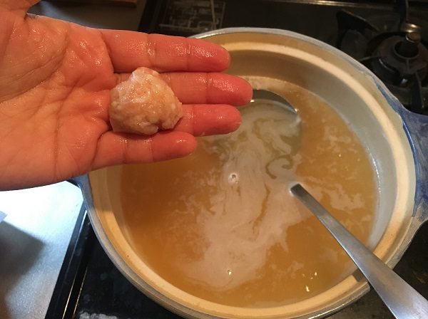博多若杉の水炊き・スープにつくねを入れている所