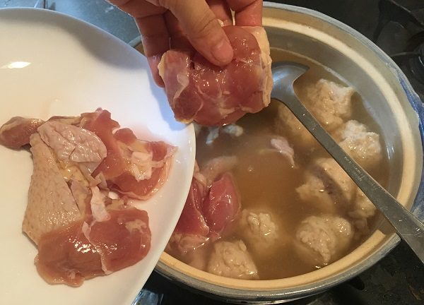 博多若杉の水炊き・スープに鶏肉を入れている所