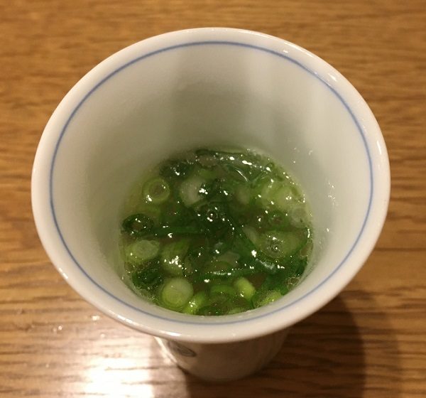水炊きのスープに小葱を浮かべた一杯