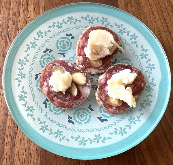 麹チーズとサラミ