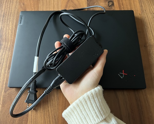 lenovo_ThinkPadの充電器を手に持った所