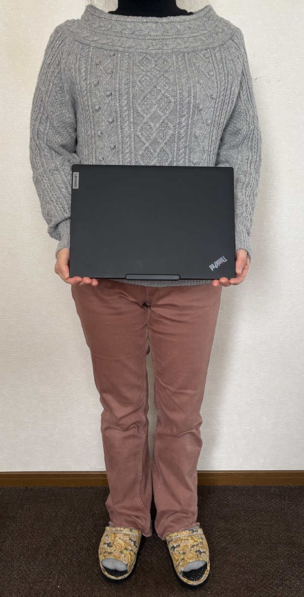 ThinkPad X13を手に持っている画像