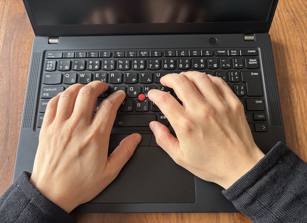 ThinkPad X13 Gen 5を操作している画像
