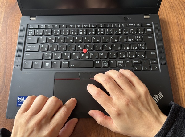 ThinkPad X13 Gen 5のタッチパッドを操作している画像