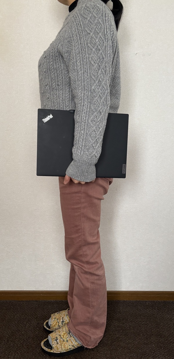 ThinkPad X13を手に持っている画像