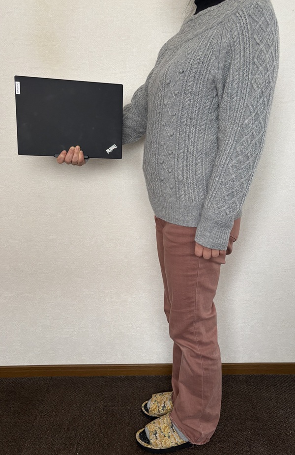 ThinkPad X13を手に持っている画像