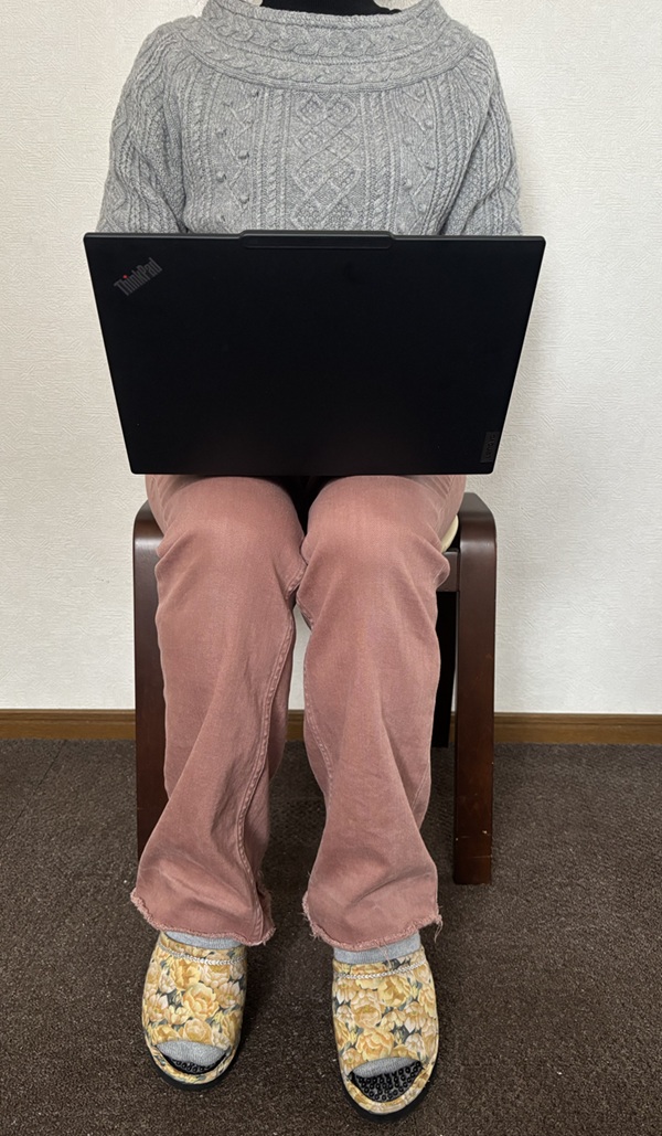 ThinkPad X13を足に乗せて操作している画像