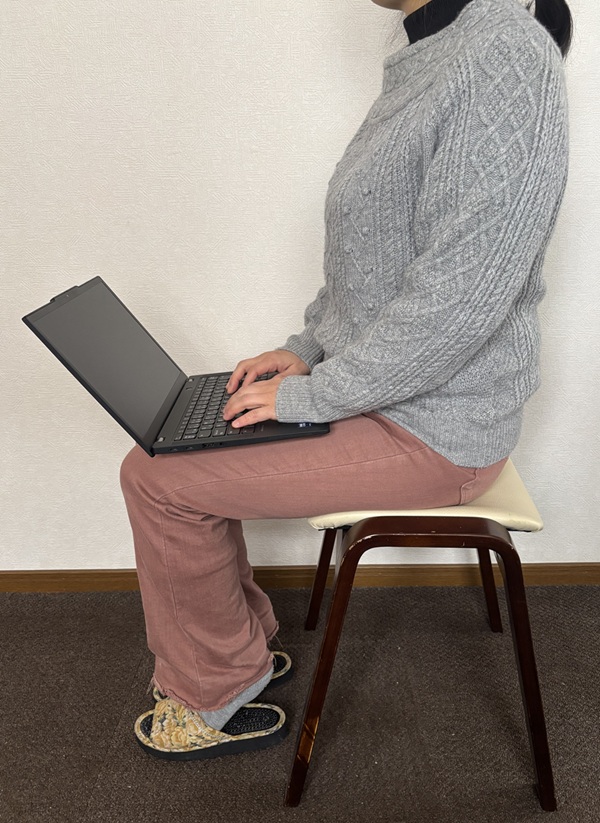 ThinkPad X13を足に乗せて操作している画像