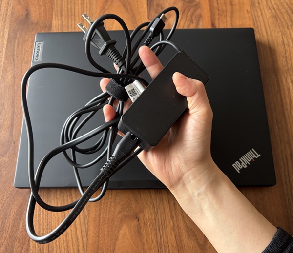 ThinkPad X13の充電器を手に持った画像