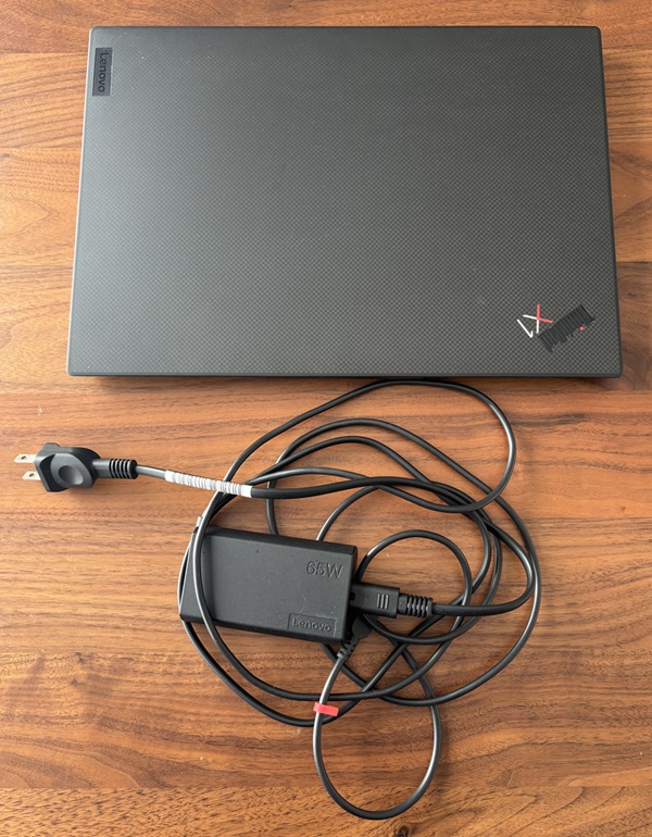 ThinkPad X1 Carbon Gen 11と充電器