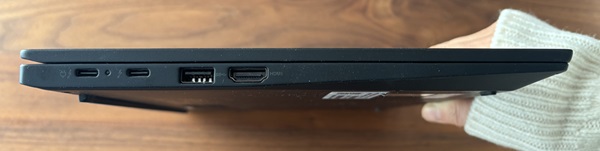 ThinkPad X1 Carbon Gen 11の右側インターフェース