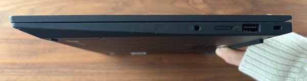 ThinkPad X1 Carbon Gen 11の左側インターフェース
